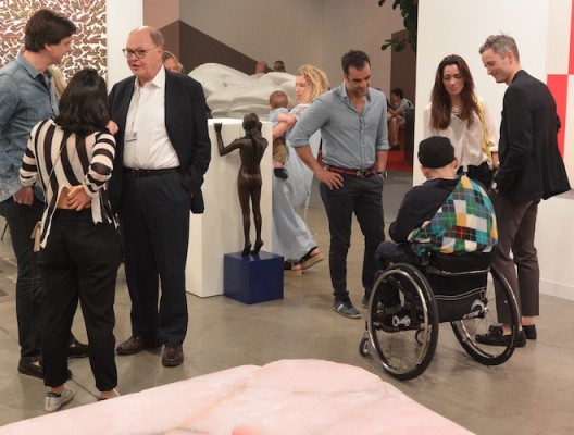 Ryan Gander at Lisson Gallery with founder Nicholas Logsdail (white shirt). 利森画廊创始人尼古拉斯·罗格斯戴尔与瑞安·甘德，前面是安尼施·卡普尔的新作（图片由艺术家和画廊提供，摄影：燃点）