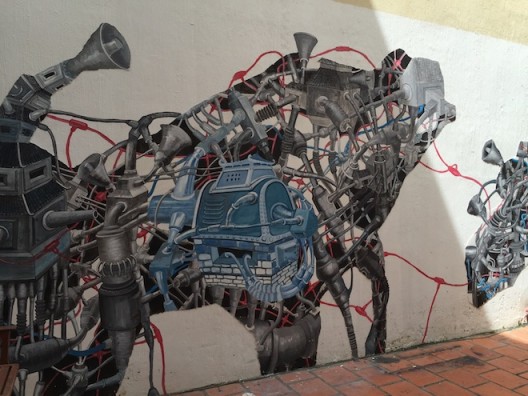 2015年艺术家裴公庆的“历史之谜”。平台艺术空间订制壁画，位于艺术空间的院墙上（感谢平台艺术空间提供照片）