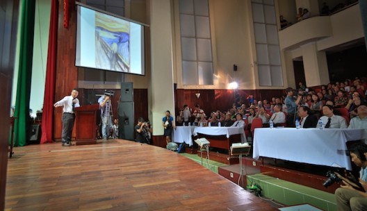 Ngo Bao Chau教授在西贡越南国家大学“感性现实”展览的开幕式上演讲，2013年8月。（感谢平台艺术空间提供照片）