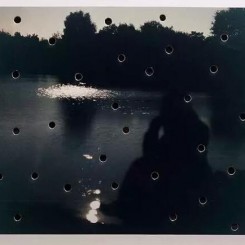 蔡东东，《月夜》，图片，手工彩色照片、镜子，33.5×50cm，2015，版本：1/1
Cai Dongdong, “Moonlit night”, Photography, Hand-made color photograph, Mirror, 33.5×50cm, Ed. 1/1
