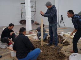 00-artist+and+workers+processing+mud+material+(photo+Nicoletta+...