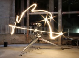 康拉德·肖克罗斯，《ADA》，铝、铁、光、控制机械系统的电脑，尺寸可变，2013（版权归康拉德·
肖克罗斯所有；图片由艺术家和伦敦维多利亚·米罗画廊提供。摄影：André Morin