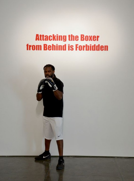 李燎,《严禁从背后袭击拳手》,展览现场,2015 Li Liao, Attacking the Boxer from Behind is Forbidden, video still, 2015