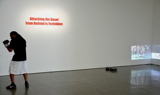 李燎，《严禁从背后袭击拳手》，展览现场，2015 Li Liao, Attacking the Boxer from Behind is Forbidden, video still, 2015