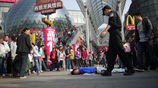李燎,《单人床 No.1 (光谷广场)》,录像剧照,2011 Li Liao, A Single Bed No.1 (Optics Valley), video still, 2011