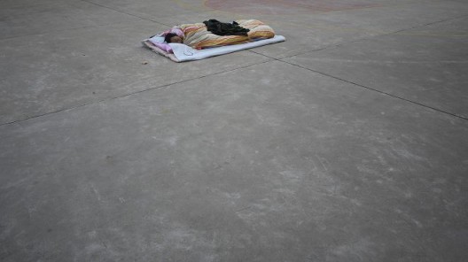 李燎，《单人床 No.2 （小操场）》，录像剧照，2011 Li Liao, A Single Bed No.1 (Small Playground), video still, 2011