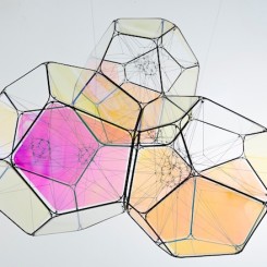 Tomás Saraceno, "55 Cnc d/M+M", metal, iridescent panels , steel thread, polyester rope, fishing line, metal wire, 90 x 106 x 100 cm, 2015. (Courtesy: the artist and Esther Schipper, Berlin. Photo: © Studio Saraceno)