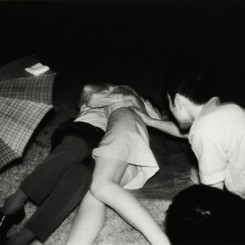 Kohei Yoshiyuki, The Park (Plate #031), 1971, Gelatin silver print, 27.9 x 35.5 cm (Image courtesy of artist and Blindspot Gallery)吉行耕平,《公園(Plate #031)》,1971,銀鹽紙基,27.9 x 35.5 厘米(圖片由藝術家及刺點畫廊提供)