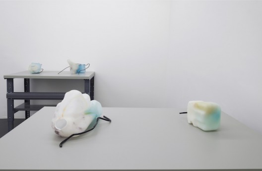Valerie Snobeck, “Reservoirs with Stains, Dust, and Burns (Shadows and Silhouettes)”, mold blown and hot sculpted glass, 116 × 122 × 76 cm, 2015 (courtesy the artist and Essex Street Gallery) Valerie Snobeck,《储液箱(影子与轮廓)》,吹塑模型和热熔玻璃,116 × 122 × 76 cm,2015(图片由艺术家和Essex Street画廊提供)