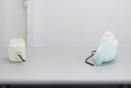 Valerie Snobeck, “Reservoirs with Stains, Dust, and Burns (Shadows and Silhouettes)”, mold blown and hot sculpted glass, 116 × 122 × 76 cm, 2015 (courtesy the artist and Essex Street Gallery) Valerie Snobeck,《储液箱(影子与轮廓)》,吹塑模型和热熔玻璃,116 × 122 × 76 cm,2015(图片由艺术家和Essex Street画廊提供)