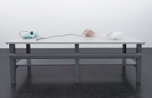Valerie Snobeck, “Reservoirs with Stains, Dust, and Burns (Wedges and Jams)”, mold blown and hot sculpted glass, 114 × 244 × 76 cm, 2015 (courtesy the artist and Essex Street Gallery) Valerie Snobeck，《储液箱（楔子与塞）》，吹塑模型和热熔玻璃，114 × 244 × 76 cm,，2015（图片由艺术家和Essex Street画廊提供）