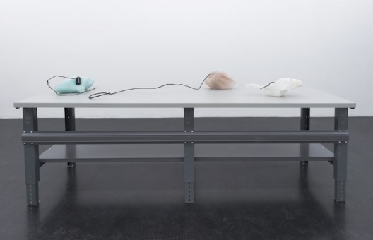 Valerie Snobeck, “Reservoirs with Stains, Dust, and Burns (Wedges and Jams)”, mold blown and hot sculpted glass, 114 × 244 × 76 cm, 2015 (courtesy the artist and Essex Street Gallery) Valerie Snobeck,《储液箱(楔子与塞)》,吹塑模型和热熔玻璃,114 × 244 × 76 cm,,2015(图片由艺术家和Essex Street画廊提供)