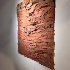 廖昭豪，磚牆	2015	紙漿、水性顏料	324.5x88x18 cm