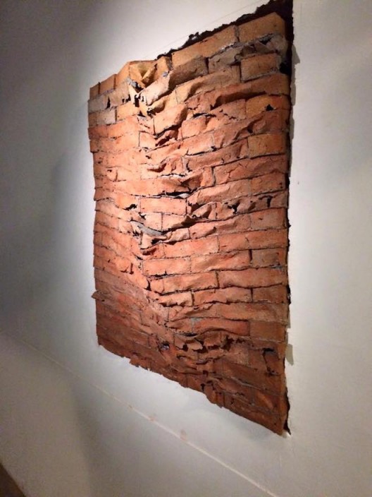 廖昭豪，磚牆2015	紙漿、水性顏料	324.5x88x18 cm