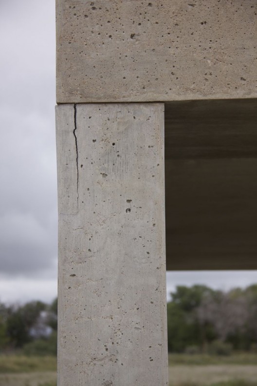 唐纳德·贾德，《15 件无名混凝土作品》，2.5 × 2.5 × 5 m， 1980–1984（局部，展示了混凝土中的裂痕）（照片由辛那提 基金会保存工作室拍摄）/ Donald Judd, “15 untitled works in concrete”, 2.5 × 2.5 × 5 m, 1980–1984 (detail showing crack in the concrete) (Photo by Conservation Studio, the Chinati Foundation)