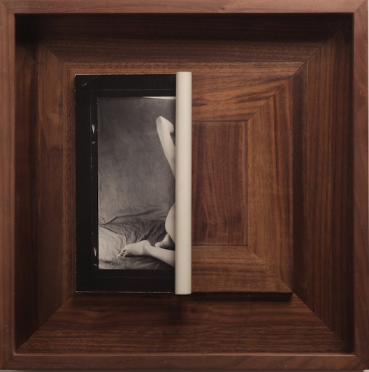 蔡东东，《卷起的照片》（Curled Photo），明胶卤化银照片（Silver gelatin print），版号46（Ed.46），42x42x5.5cm，2014