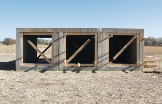 唐纳德·贾德，《15 件 无名混凝土作品》， 2.5 × 2.5 × 5 m，1980–1984  （局部）。永久收藏， 辛那提基金会，马尔 法，德克萨斯州（照片 由道格拉斯·塔克拍 摄，2009，图片由辛那 提基金会提供。作品 版权属于贾德基金会/ 由纽约 VAGA 授权）/ Donald Judd,  “15 untitled works in concrete”, 2.5 × 2.5 ×  5 m, 1980–1984 (detail, braced). (Photo by Conservation Studio, the Chinati Foundation) 