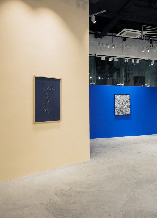 Troika, “Everything Is and Isn’t at the Same Time”, exhibition view at Galerie Huit