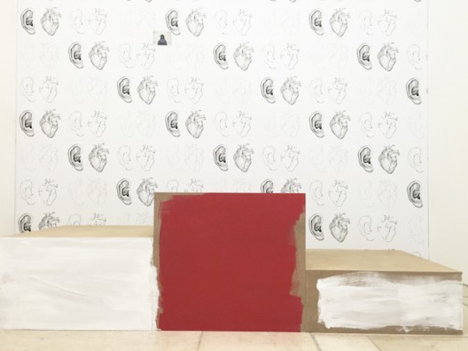 李亭葳,“领奖台”：中密度纤维板，丙烯颜料，墙纸, 2016