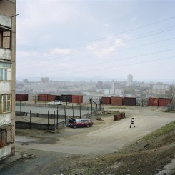 亚历山大·格朗斯基，《少于一》系列，摄影，2006–2009（图片由艺术家提供）/ Alexander Gronsky, Less Than One series, photography, 2006–2009 (courtesy the artist)