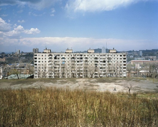 亚历山大·格朗斯基,《少于一》系列,摄影,2006–2009(图片由艺术家提供)/ Alexander Gronsky, Less Than One series, photography, 2006–2009 (courtesy the artist)