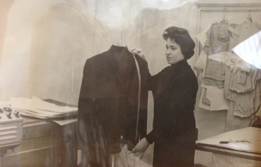 Zarya制衣厂的一位设计师,1960年代(图片由Zarya当代艺术中心提供)/Designer at garment factory ZARYA, 1960s (courtesy ZARYA Center for Contemporary Art)