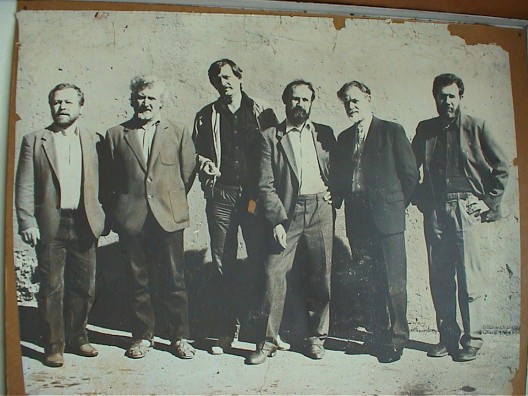 “艺术组海参崴”(由左至右):Valery Nenazhibin, Viktor Shlikht, Alexander Pyrkov, Yuri Sobchenko, Ryurik Tushkin, Fyodor Morozov, 1988(图片由Zarya当代艺术中心提供)/Artgroup Vladivostok (from left to right): Valery Nenazhibin, Viktor Shlikht, Alexander Pyrkov, Yuri Sobchenko, Ryurik Tushkin, Fyodor Morozov, 1988 (courtesy ZARYA Center for Contemporary Art)