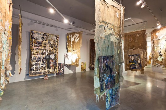 亚历山大·基尔雅克诺,《无题》,装置,“在边缘叛逆:海参崴1960–2010年代当代艺术”群展(图片由 Zarya 当代艺术中心提供)/ Alexander Kiryakhno, “Untitled”, installation, at the exhibition “Rebels at the Edge: Contemporary Art in Vladivostok, 1960s–2010s” (courtesy ZARYA Center for Contemporary Art)