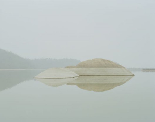 Chen Zhuo , “The rocker in the lake”, archival ink-jet print, 80 X 63.5cm, 2015, courtesy Hunsand Space陈卓, “废湖里的礁石”, 收藏级喷墨打印,80 X 63.5cm, 2015, 鸣谢拾萬空间