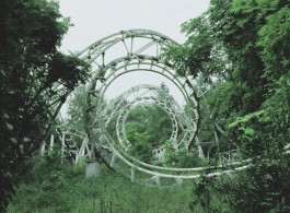 Chen Zhuo, “Abandoned roller coaster” archival ink-jet print, 80 X 63.5cm, 2013, courtesy Hunsand Space 陈卓, “废弃的过山车”, 收藏级喷墨打印, 80 x 63.5cm, 2013, 鸣谢拾萬空间