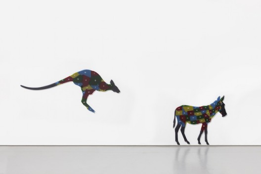 刘辛夷,大宗帝国—非洲袋鼠,亚克力板、广告钉,118×240×4 cm,2016 刘辛夷,大宗帝国—北美野驴,亚克力板、广告钉,120.5×133×4 cm,2016. Liu Xinyi,