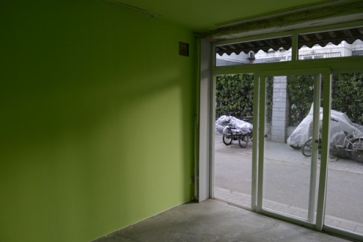 He Chi, “Next Door”, 2016, Installation view何迟《隔馆》，展览现场，2016 Courtesy of Arrow Factory （箭厂空间）