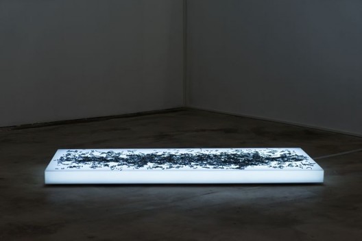 胡昀，《薄如纸》，中文印刷机铅字、灯箱，201.5 x 80.5 x 12 cm，2015. Hu Yun, 