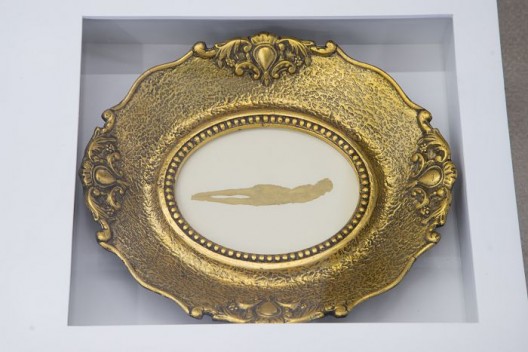 胡昀，《金叶》，纸、矿物颜料、古董镜框，32 x 36 cm，2016. Hu Yun, 
