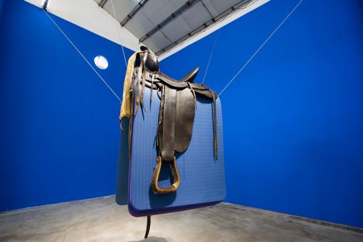 胡昀，《无题》，古董马鞍、瑜伽垫，尺寸可变，2016. Hu Yun, 