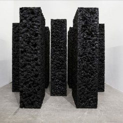 杨牧石，《侵蚀》，聚丙烯泡沫，黑色丙烯，7件，每件300 × 121 × 63 cm，2016. Yang Mushi, "Eroding", polystyrene foam, black acrylic, 300 x 121 x 63 cm, 2016