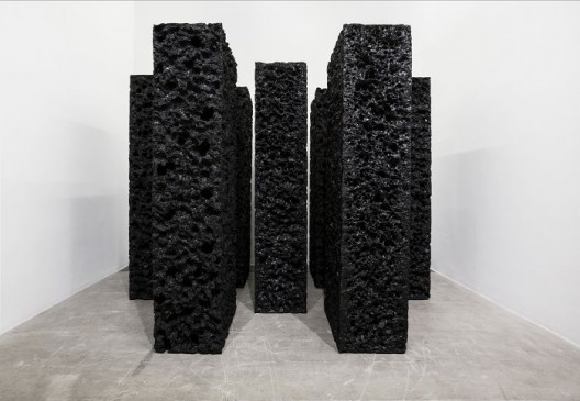杨牧石，《侵蚀》，聚丙烯泡沫，黑色丙烯，7件，每件300 × 121 × 63 cm，2016. Yang Mushi, 