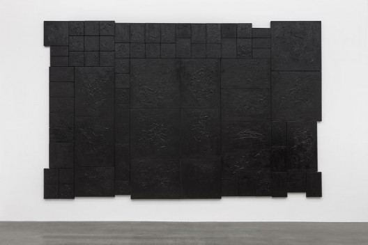 杨牧石，《复盖》，旧油画，黑色丙烯，76件绘画，357 × 554 cm，2008-2016