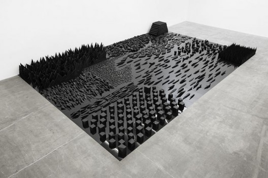 杨牧石，《消磨》，木料，铝板和黑色喷漆，55 × 510 × 780 cm，2013-2016