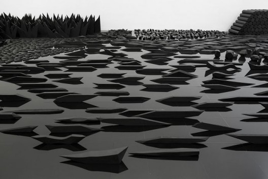 杨牧石，《消磨》，木料，铝板和黑色喷漆，55 × 510 × 780 cm，2013-2016（局部）