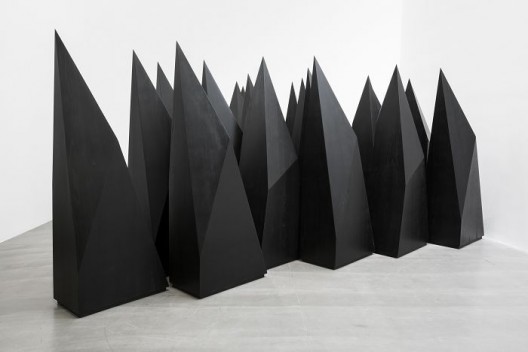 杨牧石，《组建》，木料，黑色喷漆，20件，每件220 × 80 × 45 cm，2016. Yang Mushi, 