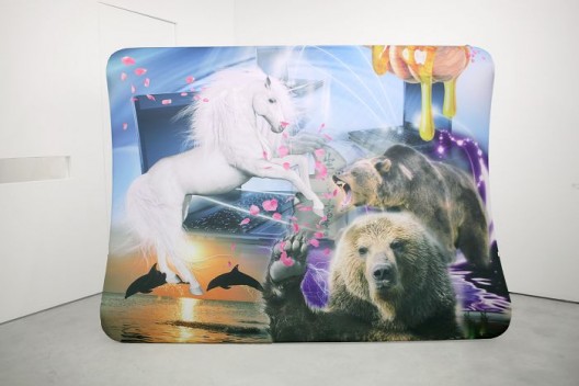 苗颖，《男神，棕熊和独角兽》 ，布面打印、拉网展架，305 x 240 x 35 cm，2016