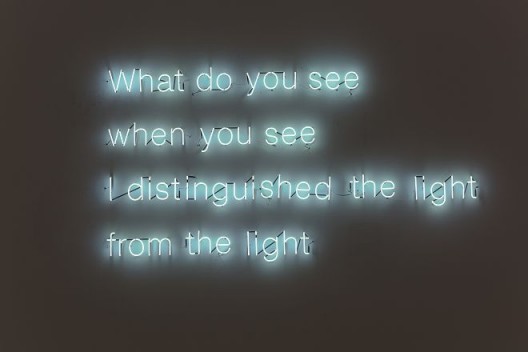 《从光中分辨光》，霓虹灯管，130×240cm，2013 