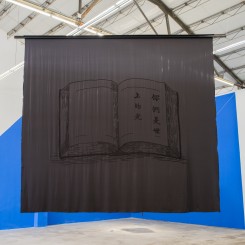 《你们是世上的光》，在黑色丝绸上刺绣，300x250 cm，2015 / Hu Yun, "You Are the Light of the World", embroidery on black silk, 300 x 250 cm, 2015