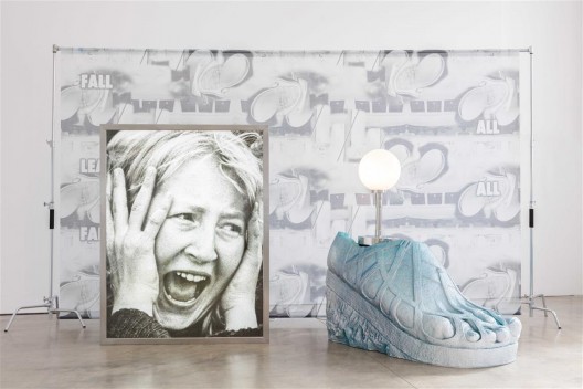“关小:扁平金属”,展览现场,伦敦ICA ;与K11 艺术基金会合作(摄影:马克·布洛尔)/ “Guan Xiao: Flattened Metal”, exhibition view, ICA London; in association with K11 Art Foundation. Photo: Mark Blower.
