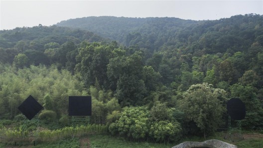 艺术家刘韡最早曾于2008年展出的作品《暗物质》，在“山中美术馆”特定场所中重现。/ The work by Liu Wei, “Dark Matter”, which first appeared in 2008, makes a site-specific reappearance in “Mountain Sites: Views from Laoshan.”