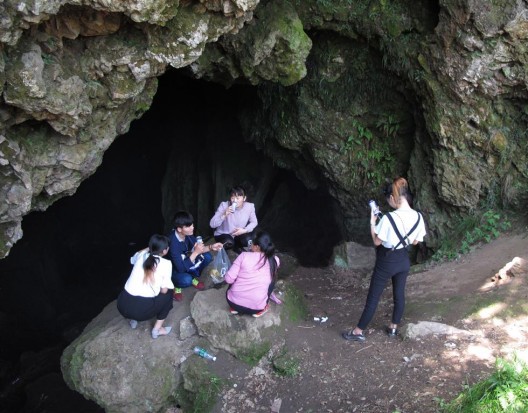 L Sub（白双全、胡敏仪、严瑞芳）目击到老山本地人在龙洞上午餐的场景（上图），这一场景成为参展项目《金核桃四重奏》的起点。/ L Sub (Pak Sheung Chuen + Wo Man Yee Wendy + Yim Sui Fong) came upon locals from Laoshan lunching at the Dragon Cave, which became the starting point of the participatory project “Golden Walnut Quartet.”