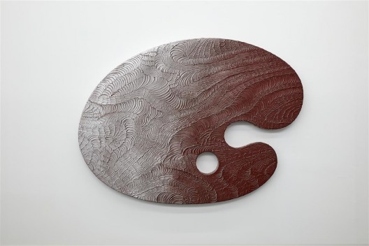 关小，《调色板—冷酷棕》，雕塑，木板、模型土、漆，164 × 120 × 7 cm，2015 / Guan Xiao, “Palette—Cold Brown”, sculpture, wood board, poly clay, lacquer, 164 × 120 × 7 cm, 2015.