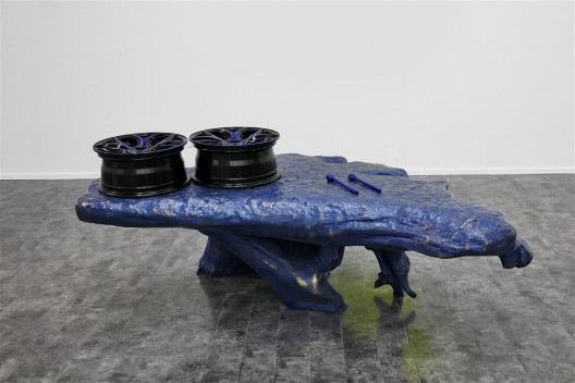 关小,《蓝蛙》,雕塑,黄铜、汽车轮壳,164 × 120 × 7 cm,2015 / Guan Xiao, “Blue Frog”, sculpture, brass, car wheel, 105 × 200 × 70 cm, 2015.