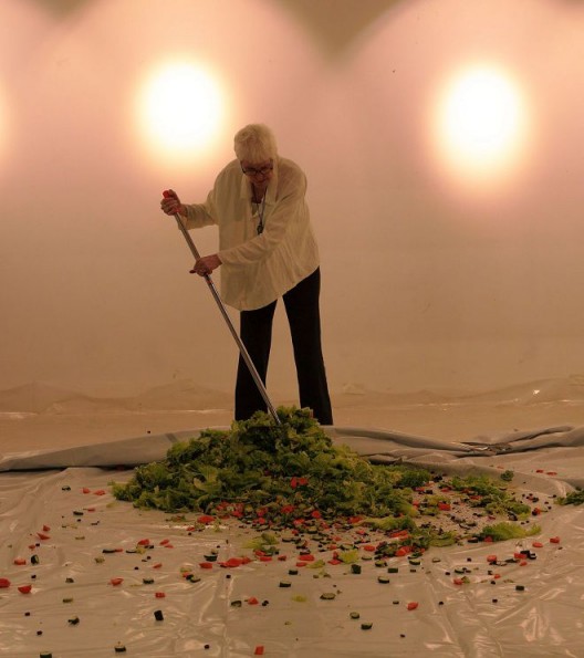 Alison Knowles(美国),《制作沙拉》,2016年10月23日,丹麦文化中心。摄影:依子雷 / Alison Knowles, US,